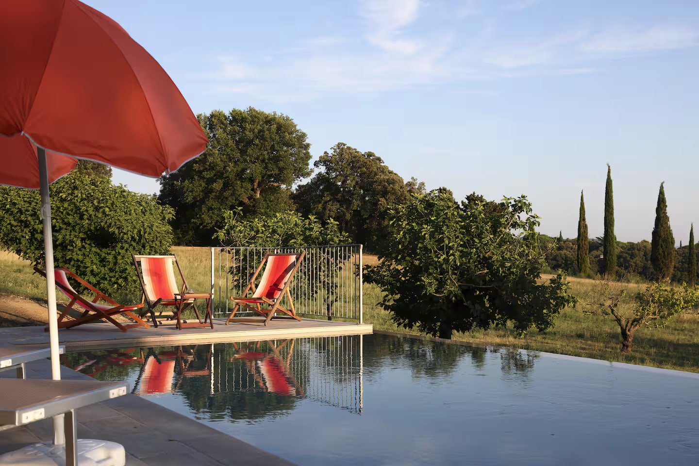 Piscina a sfioro con vista mare panoramica dalla villa Il Pietraio vicino Bolgheri