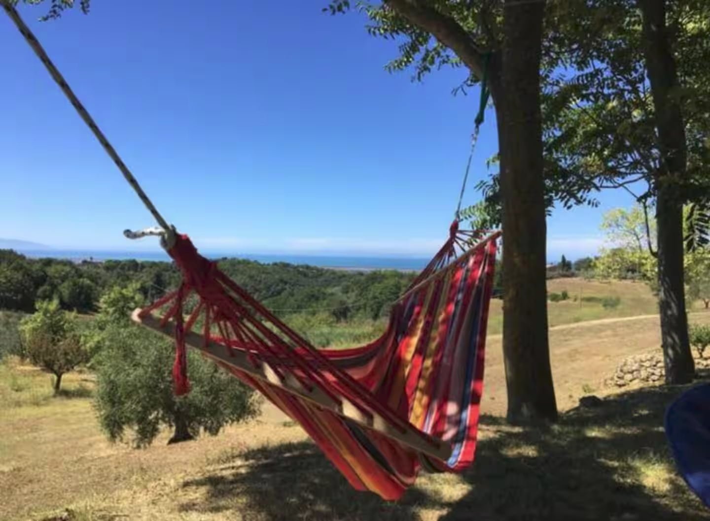 Area relax con amaca e vista panoramica sulle colline toscane dalla villa Il Pietraio