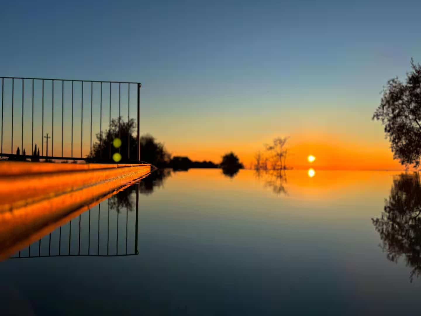 Casale toscano del 1700 in pietra locale al tramonto con ulivi secolari a Guardistallo
